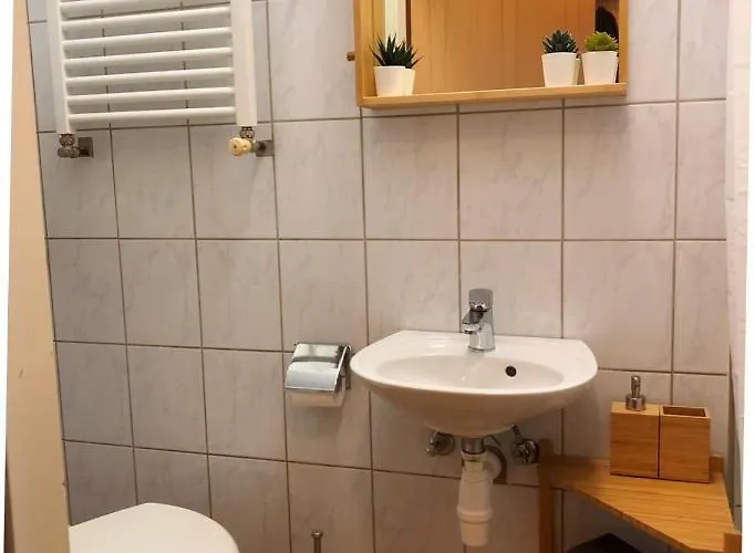 New, Bright Near The Metro! *