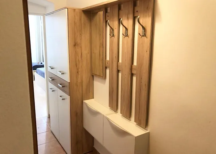 New, Bright Near The Metro! *