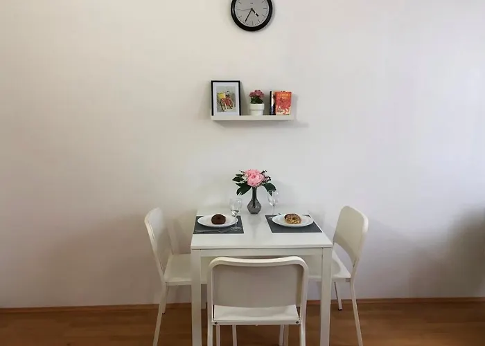 New, Bright Near The Metro! Vienna