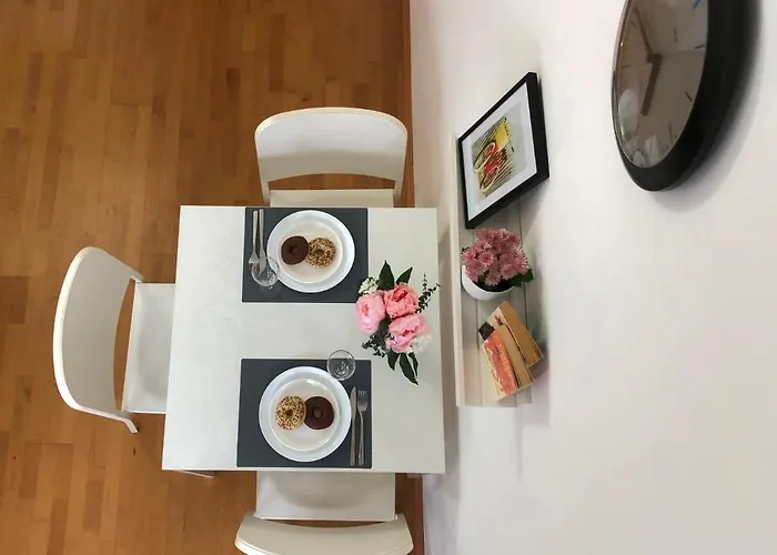 New, Bright Near The Metro! Apartment